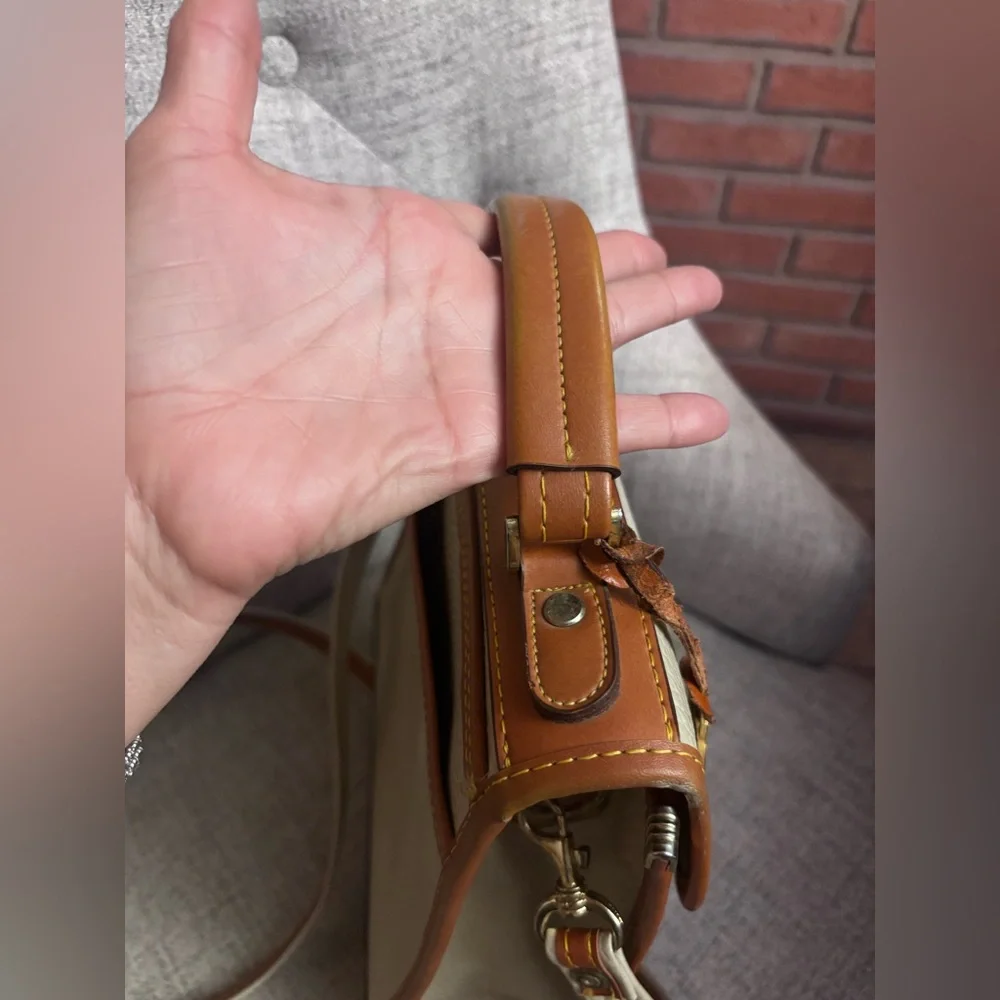 Vintage Dooney & Bourke all  weather leather  crossbody Bag🤩